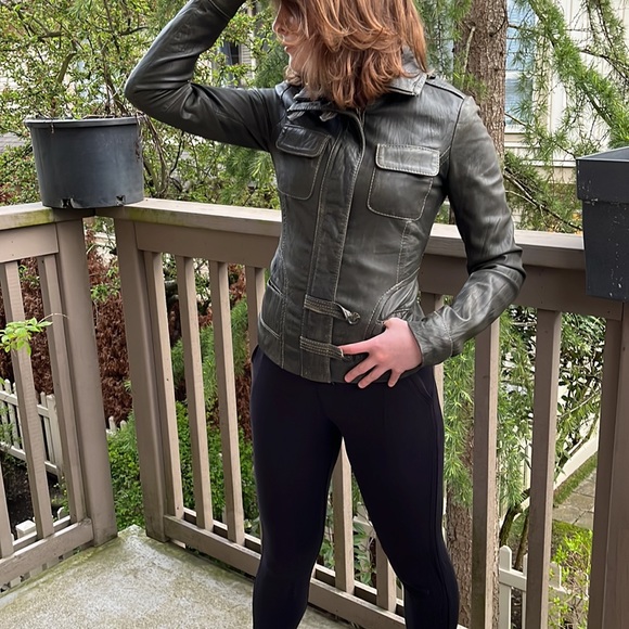 It is a army green DANIER 3XS leather jacket - Picture 7 of 8